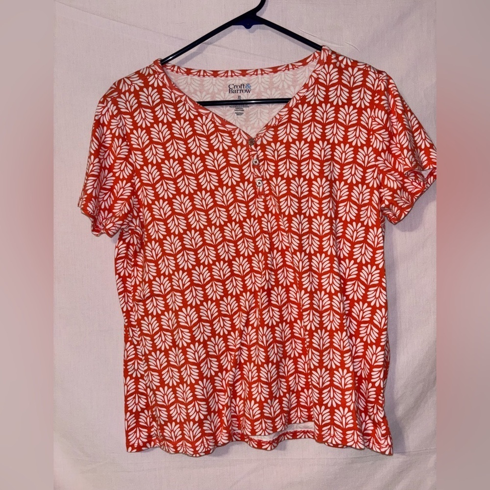Croft & Barrow Women's Red and White Leaf Print Tee
